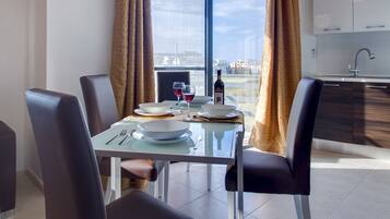 Apartamento, balcón (2 Bedrooms) | Servicio de comidas en la habitación