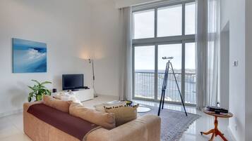Apartamento (2 Bedrooms) | Zona de estar | Una televisión LCD
