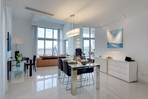 Apartment (2 Bedrooms) | Wohnbereich | LCD-Fernseher