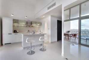 Apartment (2 Bedrooms) | Private kitchen | Full-size fridge, microwave, oven, stovetop
