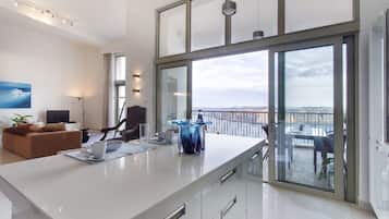 Apartamento (2 Bedrooms) | Cocina privada | Frigorífico grande, microondas, horno y placa de cocina