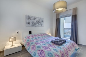 Apartment, 3 Schlafzimmer | 3 Schlafzimmer, laptopgeeigneter Arbeitsplatz, Bettwäsche