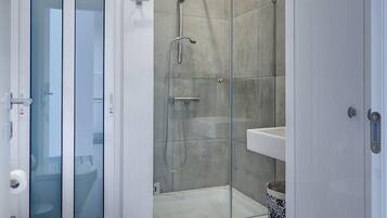 Apartment, 1 Bedroom | Bathroom | Shower, towels