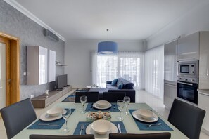 Appartement, 2 chambres | Coin séjour | Télévision LCD de 50 pouces avec chaînes par câble, télévision