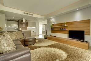 50-inch LCD TV with cable channels, Smart TV - Luxury Apartment inc Pool & Views (Sliema)