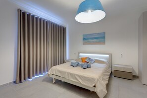 3 habitaciones, espacio para trabajar con laptop y ropa de cama