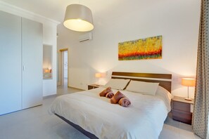 Apartamento (3 Bedrooms) | 3 quartos, espaço de trabalho para notebook, roupa de cama