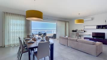 Apartament (3 Bedrooms) | Sala d'estar | Televisor intel·ligent de 50 polzades amb canals per cable i televisor