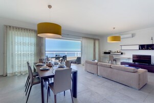 Lägenhet (3 Bedrooms) | Vardagsrum | 50-tums smart-tv med kabelkanaler och tv