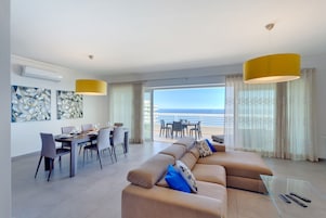 Apartment (3 Bedrooms) | Ruang tamu | 50 inci sebuah televisyen pintar dengan kabel, TV