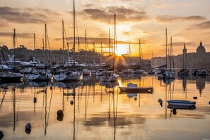 Lake - Seaview APT Incl Pool IN Sliema (Sliema)