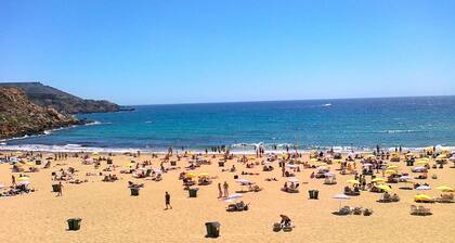 Seafront Luxury Apartment, Pool and Great Location