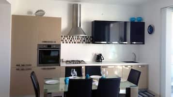 Huoneisto (3 Bedrooms) | Yksityinen keittiö | Täysikokoinen jääkaappi, mikroaaltouuni, uuni, kahvin-/teenkeitin