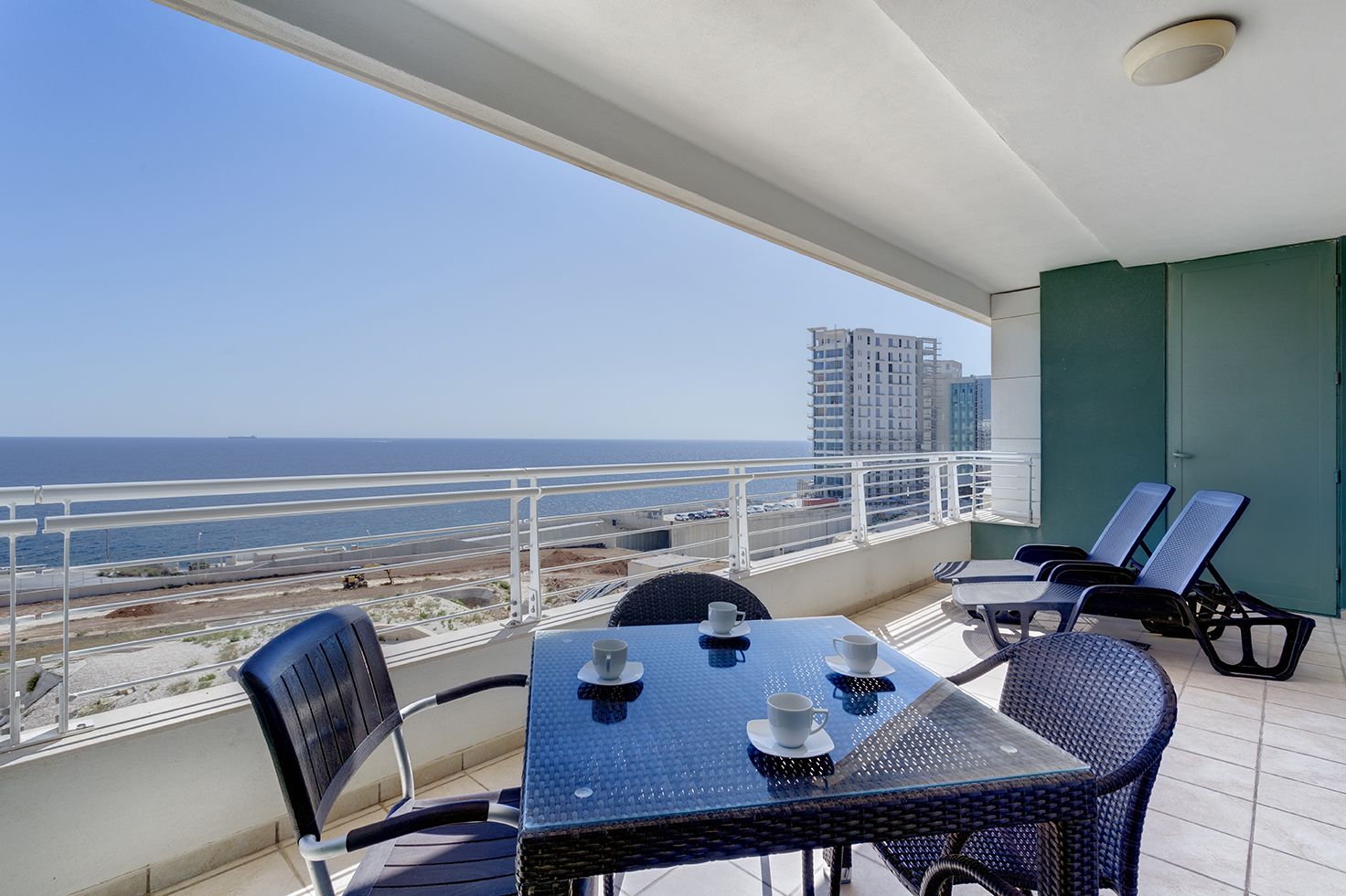 Appartamento (3 Bedrooms) | Balcone