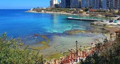 Seaview Apartment In Fort Cambridge, Sliema