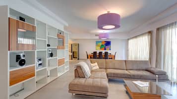 Apartemen, 2 kamar tidur | Area keluarga | TV LCD