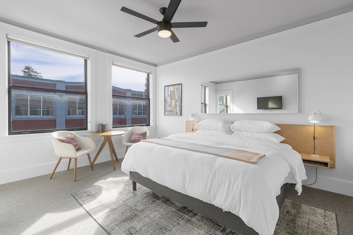 1 habitación, cortinas blackout, wifi gratis y ropa de cama