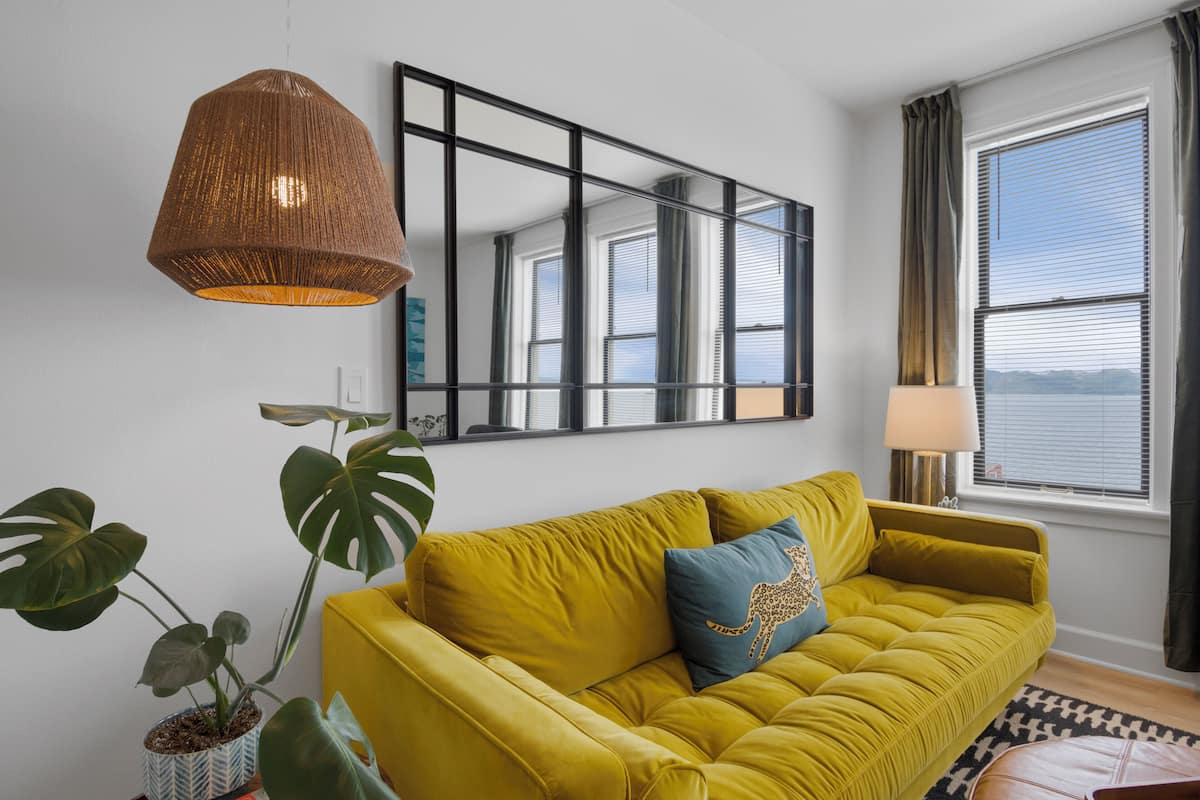 Appartement Classique, 1 grand lit, vue fleuve, dans les dépendances | Coin séjour | IPad, médiathÚque