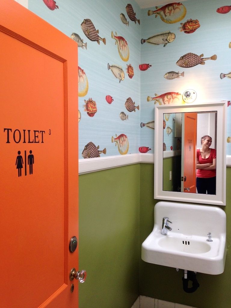 Un baño con un inodoro identificado como 'TOILET 3', un lavamanos y un espejo.