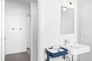 Suite estudio estándar, 1 cama de matrimonio, no fumadores, baño privado | Baño | Secador de pelo, albornoces, toallas y jabón