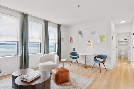Comfort Apartment, 1 Queen Bed, River View, Annex Building | In-room dining. Norblad Hotel