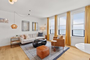 Apartamento Elite, 1 cama de matrimonio, vistas al río, en edificio anexo | 1 dormitorio, decoración individual, mobiliario individual