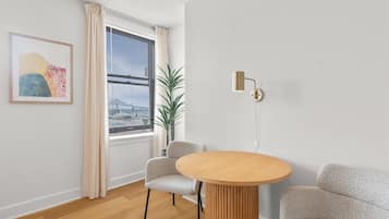 プレミアム アパートメント クイーンベッド 1 台 シティビュー 別館 | 客室内のダイニングエリア