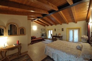 Individually furnished, desk, iron/ironing board, free WiFi