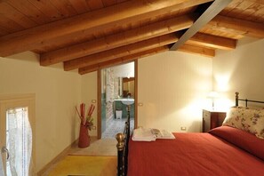 Individually furnished, desk, iron/ironing board, free WiFi