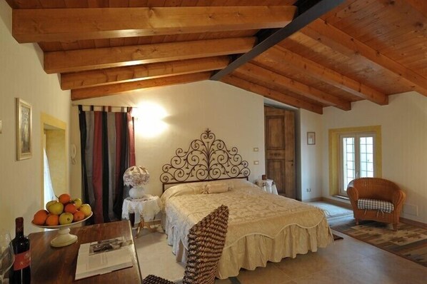 Individually furnished, desk, iron/ironing board, free WiFi