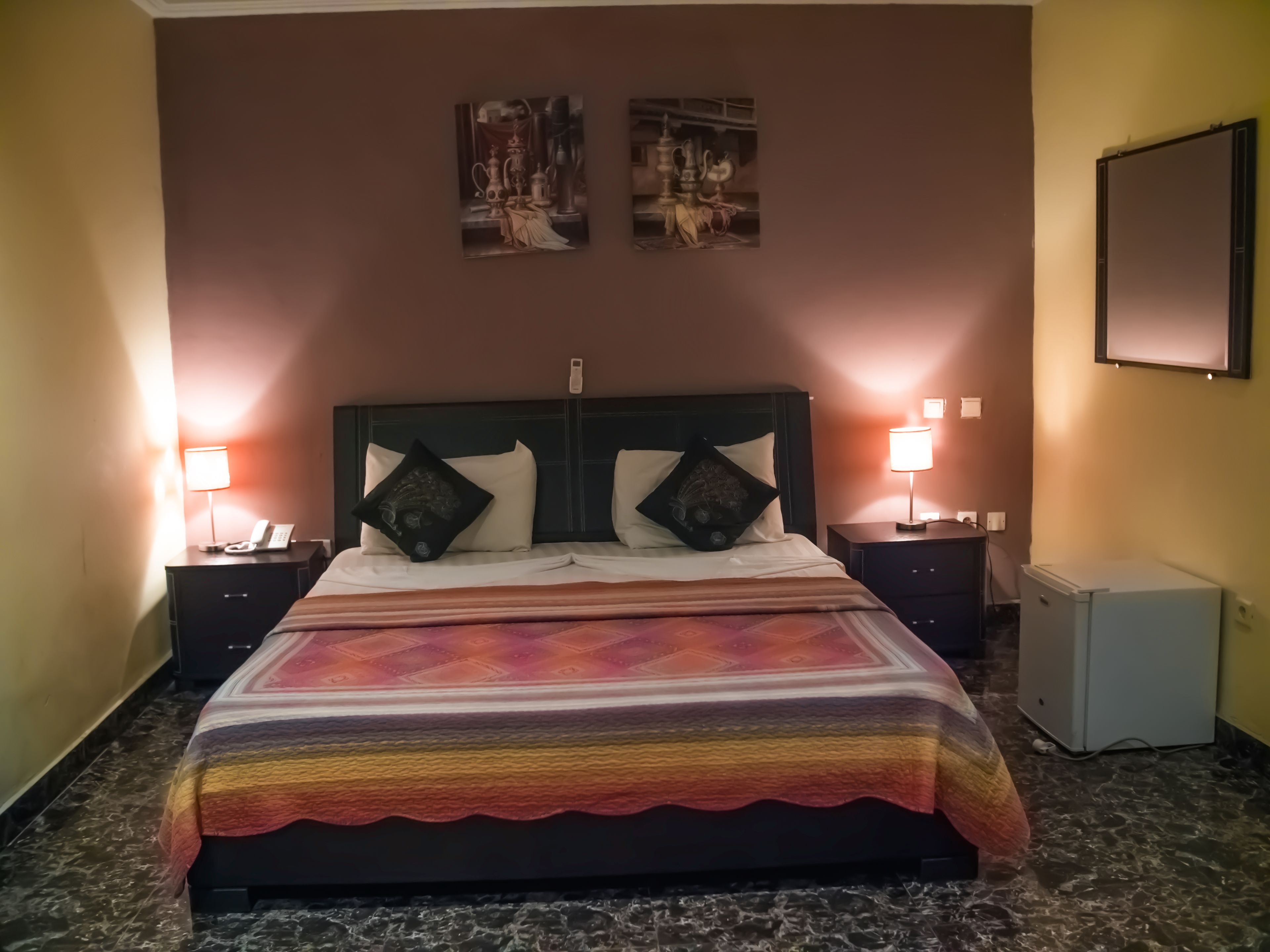 Luksus-dobbeltrom | Minibar, strykejern/-brett og barnesenger (inkludert)