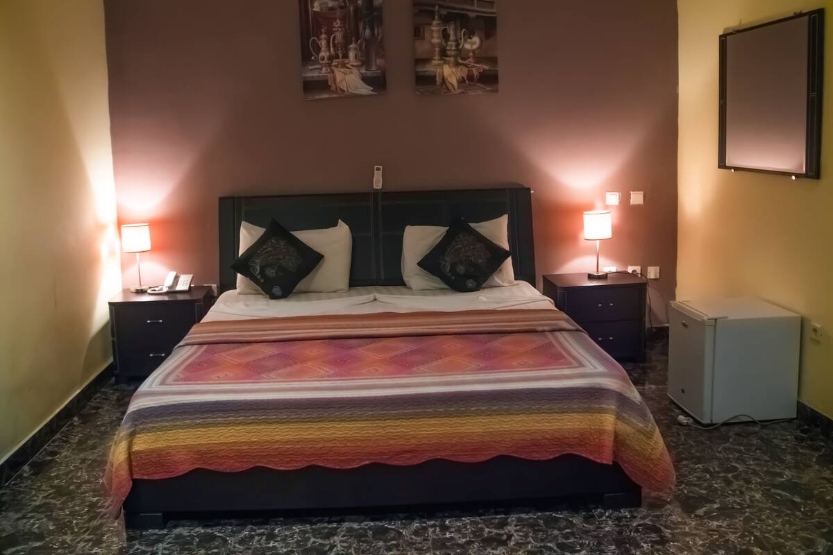 Luksus-dobbeltrom | Minibar, strykejern/-brett og barnesenger (inkludert)