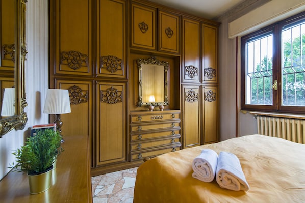 1 bedroom, desk, free WiFi, bed sheets