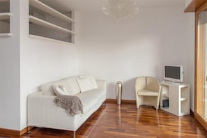 Apartamento, 1 quarto | Área de estar | TV de tela plana