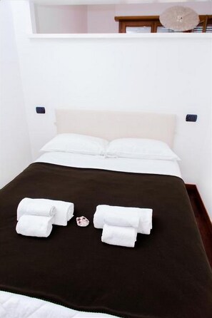 3 bedrooms, desk, free WiFi, bed sheets - Spadolini (Milan)