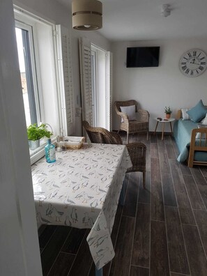 Decoración personalizada, muebles diferentes y cortinas blackout 