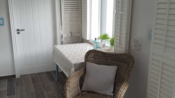 Family Room (Dun-Roaming ) | Individually decorated, individually furnished, blackout curtains