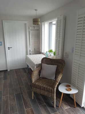 Decoración personalizada, muebles diferentes y cortinas blackout 