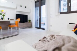 Apartamento, 1 habitación | Zona de estar | Una televisión de pantalla plana