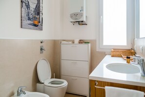 Apartment, 1 Bedroom | Bathroom | Shower, bidet, towels
