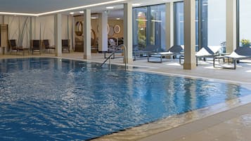 Piscine couverte, accès possible de 07 h 00 à 22 h 00, chaises longues 