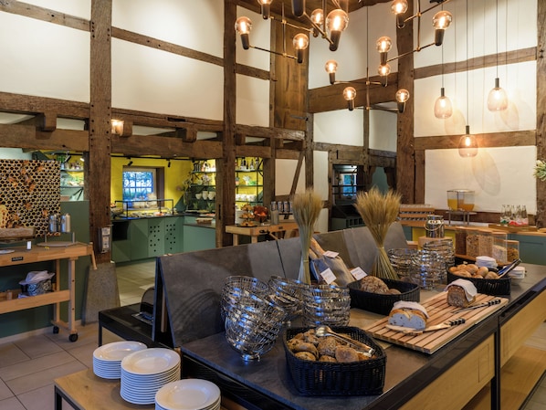 Desayuno buffet diario (EUR 25 por persona)