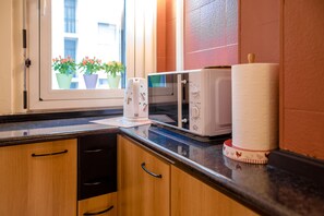Apartamento, 1 quarto | Cozinha privada | Geladeira grande, micro-ondas, cooktop, cafeteira/chaleira