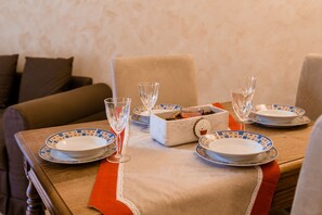 Apartamento, 1 quarto | Opções para refeição no quarto