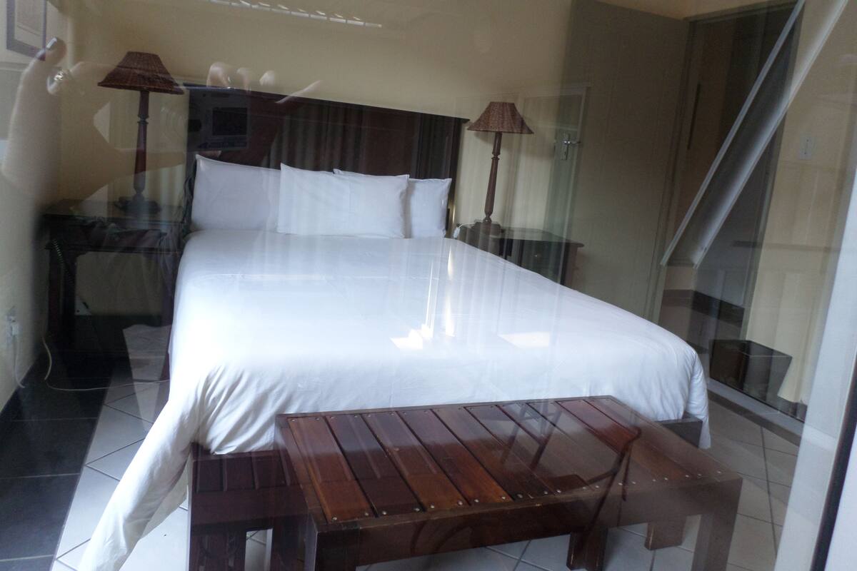 Egyptian cotton sheets, premium bedding, pillowtop beds, desk
