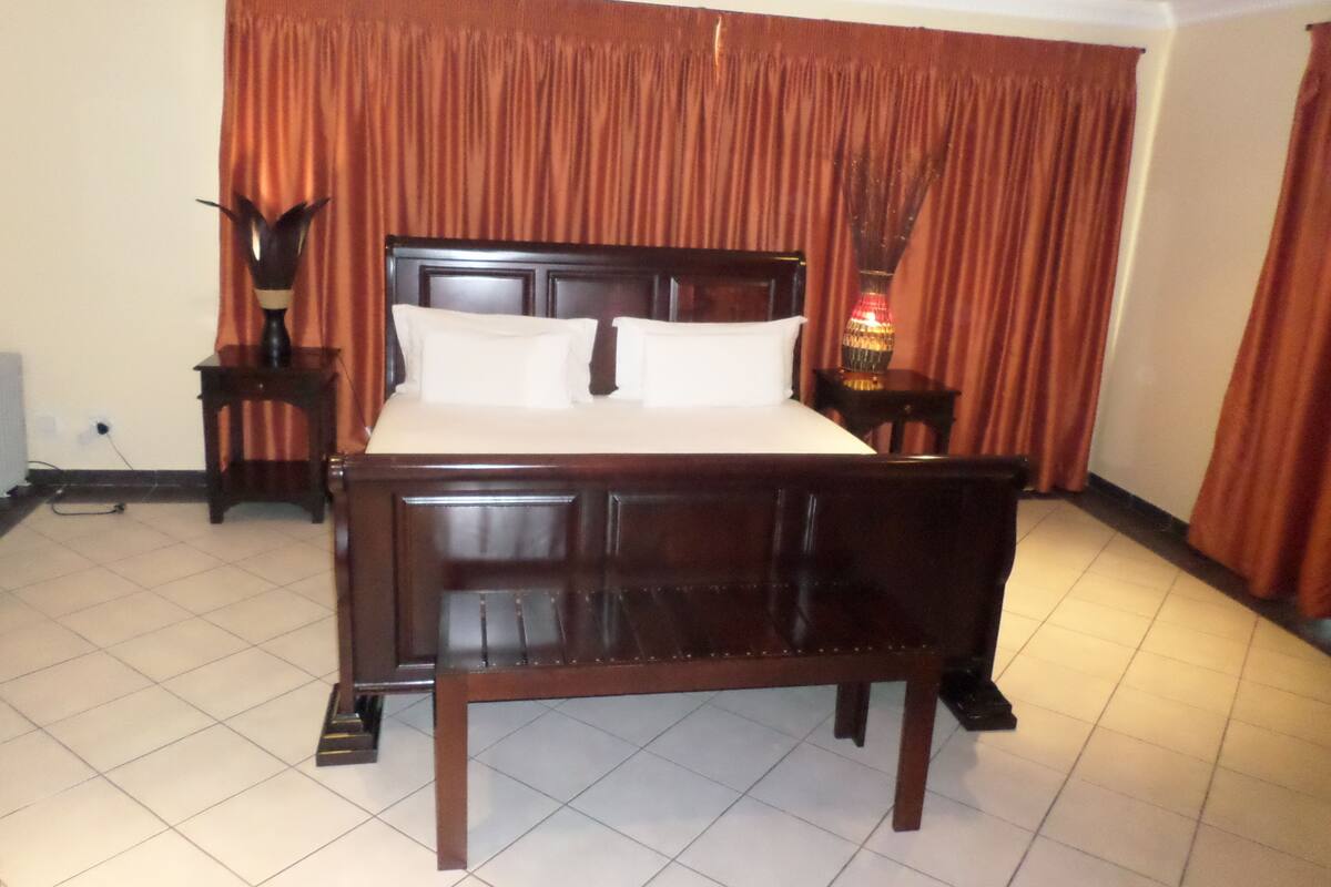 Egyptian cotton sheets, premium bedding, pillowtop beds, desk