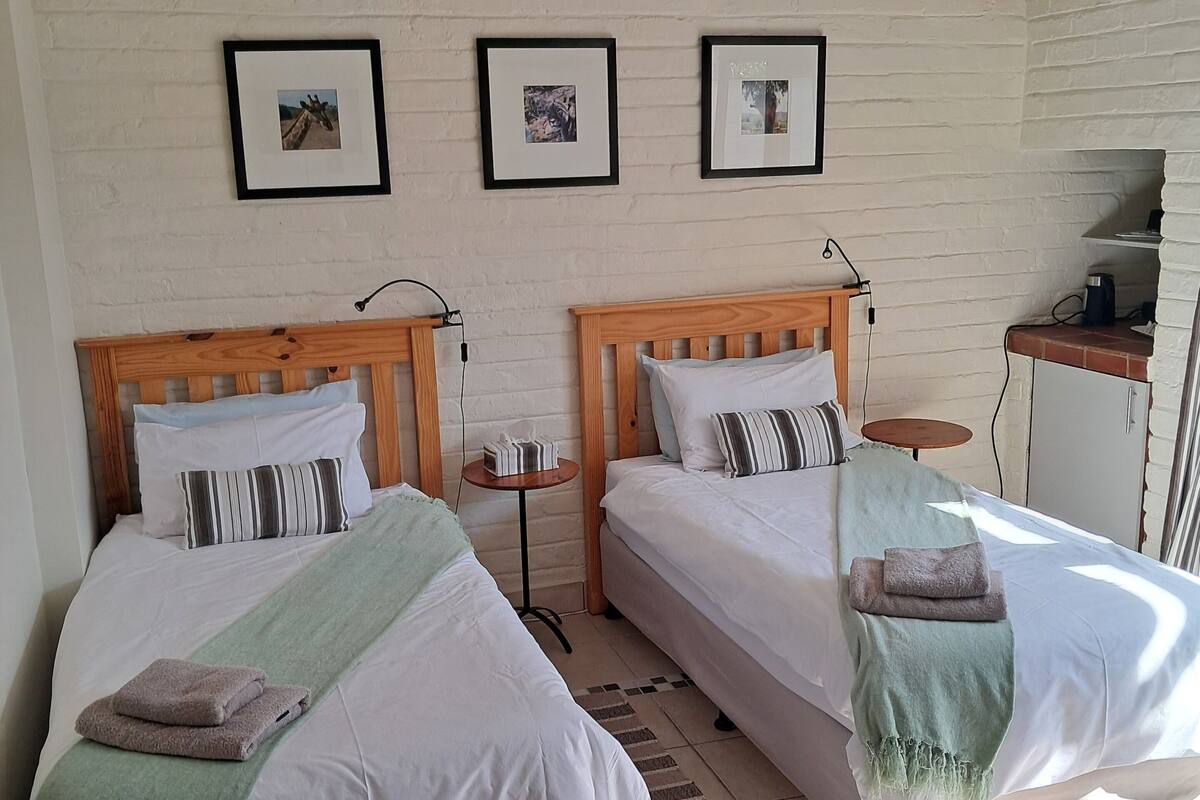Habitación estándar con 1 cama doble o 2 individuales, patio | 1 dormitorio, caja fuerte, wifi gratis y decoración individual