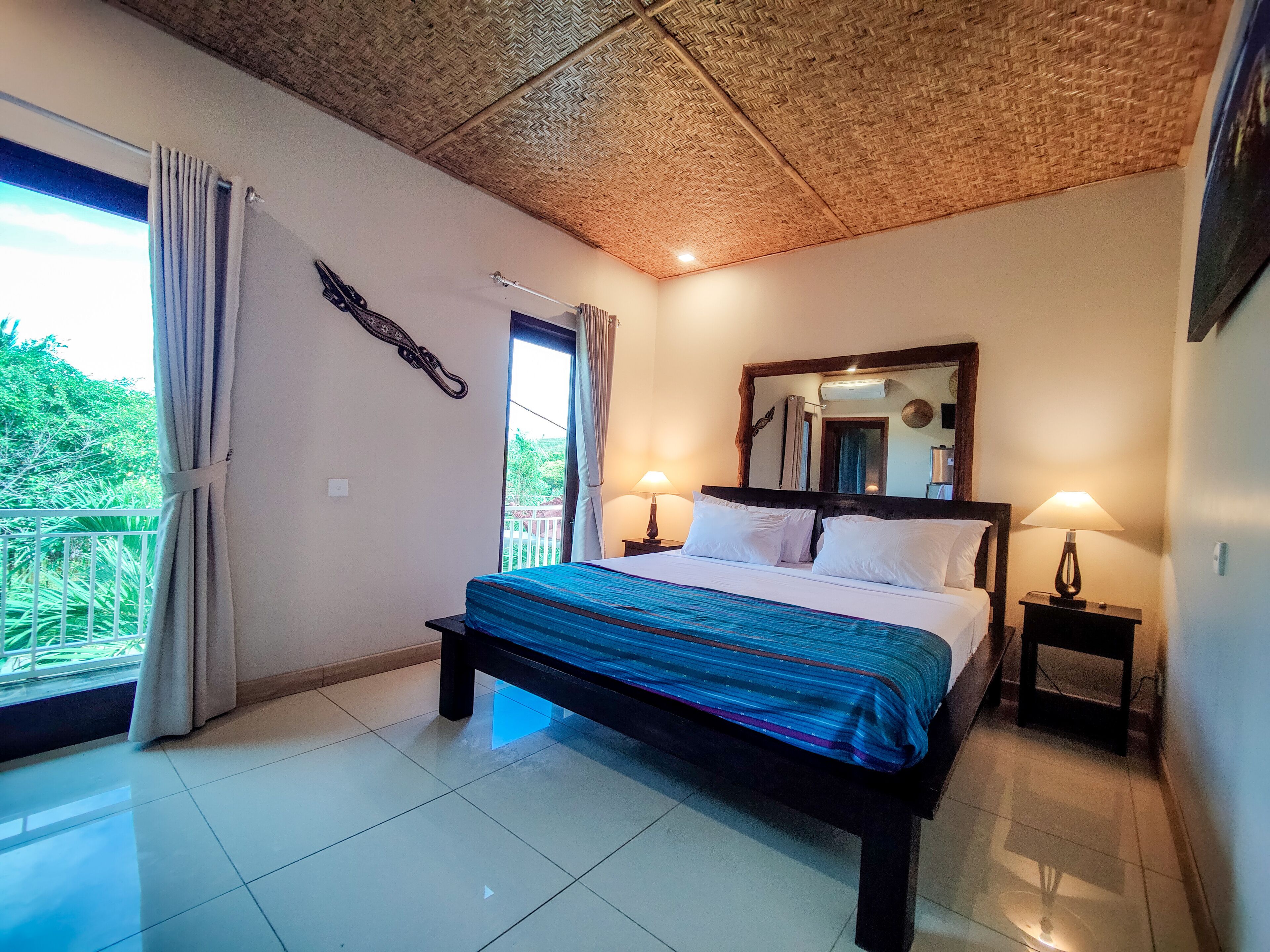 Doppia Deluxe, 1 letto king, vista oceano | Biancheria da letto di alta qualità, minibar, una cassaforte in camera