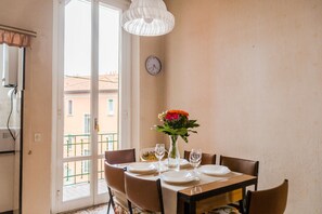 Apartment, 1 Bedroom | In-room dining