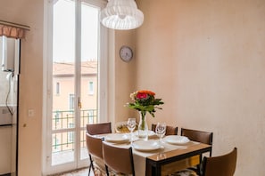 Apartment, 1 Bedroom | In-room dining